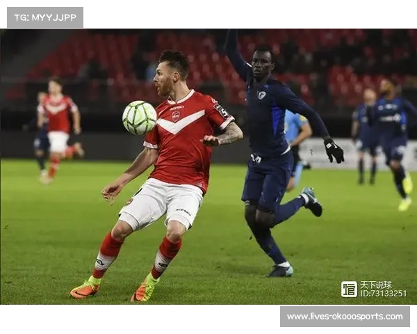 朗斯更衣室庆祝半程冠军,团队士气高涨 朗斯更衣室庆祝半程冠军,团队士气高涨